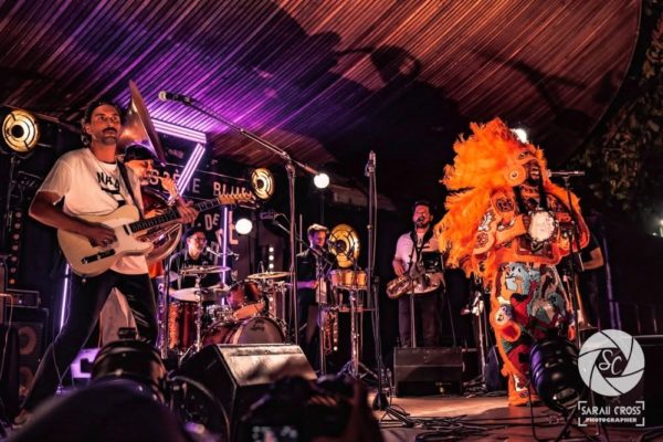 Big Chief Juan Pardo avec NALA 7 sur scène